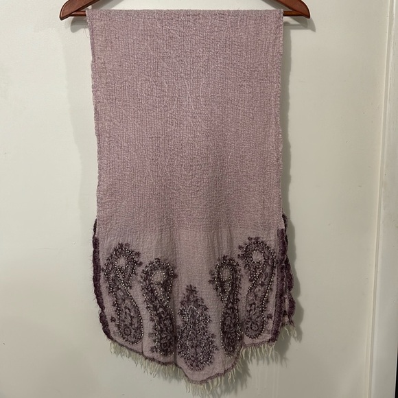 scarf with embroidered details and rhinestones purple and lavender colors - Picture 1 of 7